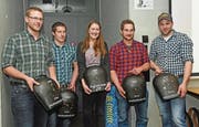 Die vier neuen Meisterlandwirte Markus Spichtig, Urs Rohrer, Stefan Eberli und Rony Jöri (von links) zusammen mit Esther Koller (Mitte), die mit einem Bachelor of Science Agronomie abschloss. (Bild: Robert Hess (Alpnach, 20. Februar 2018))