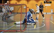 Ein Abend zum Vergessen für den Keeper von Zug United: Florian Bär musste sich gegen Ad Astra Sarnen neun Mal geschlagen geben. (Bild: Simon Abächerli (Sarnen, 22. Oktober 2017))