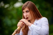 Lisa Stoll ist eine der bekanntesten Nachwuchstalente in der Alphorn-Szene. (Bild: Facebook/Alphornvirtuosin)