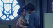 Zwei Balletttänzer bereiten sich für den grossen Auftritt vor. (Bild: outnow.ch/PD)