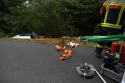 Das Unfallauto wurde fachgerecht gesichert. (Bild: Geri Holdener)