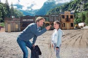 Sie begutachten das Spielgelände: Antonia Langenstein und ihr professioneller Schauspielkollege, der berühmte deutsche Schauspieler Christoph Kottenkamp. (Bild: Marion Wannemacher (Engelberg, 29. Juni 2017))