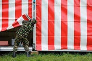 Ein Vertreter von Militär baut die Infrastruktur auf. (Bild: Stefan Kaiser / Neue ZZ)
