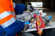 Ein Mitarbeiter des Werkhof der Stadt Luzern durchsucht den Güsel, der illegal entsorgt wurde. Er sucht nach Spuren des Güselsünders. (Bild: Dominik Wunderli (Luzern, 31. Januar 2013))