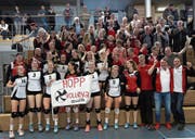 Die Volleya-Spielerinnen feiern mit den mitgereisten Fans den Aufstieg. Bild: Beat Sauser (Kloten, 25. März 2017)
