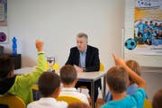 Nati-Coach Ottmar Hitzfeld stellte sich in Ibach den Fragen der neugierigen Schüler. (Bild Sandro Portmann)