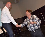 Mit einer CD der Bauernmusik Altdorf bedankte sich Vereinspräsident Sepp Wipfli (rechts) bei Peter Hofmann für das interessante Referat. (Bild: Georg Epp (Altdorf, 15. März 2017))