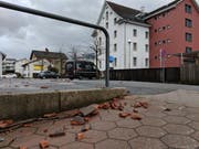 In Arth flogen überall Ziegel von den Dächern. (Bild: Geri Holdener, Bote der Urschweiz)