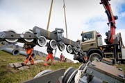 Beim Sammelplatz ob Turren werden die Bahnrollen auf den Camion verladen. Bild: Corinne Glanzmann (Lungern, 2. November 2016)