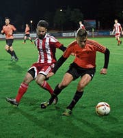 SC-OG-Torschütze Reto Albisser (rechts) lässt den Sarner Maximiano Costa aussteigen. (Bild: Nadia Schärli (Sarnen, 19. Mai 2017))