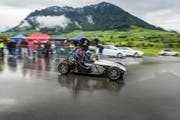 Die Elektromobile werden auf Herz und Nieren geprüft am Elektro-Fun-Day in Buochs. Auf einer 90 Meter langen Strecke wird gemessen, wie lange die Fahrzeuge von null auf hundert Stundenkilometer benötigen. (Bild Roger Grütter)