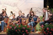 Mit rassig und sauber gespielten Vorträgen bildet die Grossformation des Volksmusikvereins Ennetmoos den Schlusspunkt eines gelungenen Abends. (Bild: Richard Greuter (Ennetmoos, 4. November 2017))