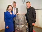 Keine Sorge, er beisst nicht: Nationalratspräsidentin Christa Markwalder, alt Nationalrat Alec von Graffenried und der Berner Gemeinderat Reto Nause präsentieren den "BernARTiner". (Bild: Zur Verfügung gestellt)