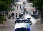 Die Polizei und Hooligans liefern sich in Zürich eine Strassenschlacht. (Bild: Steffen Schmidt / Keystone)