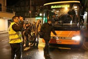 In Erstfeld trifft ein Ersatzbus aus Göschenen ein. Weiter geht es mit dem Zug. (Bild: Geri Holdener)