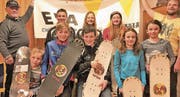 Die Kategoriensieger flankiert von Hansueli Kumli (links), Verantwortlicher des Langlauf-Jugendcups, und Urs Briker, Chef Nordisch. (Bild: Josef Mulle (Unterschächen, 22. Februar 2017))