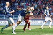 Pascal Schürpf köpfelt in der 1. Minute das 1:0 für den FCL. (Bild: Martin Meienberger/Freshfocus (Vaduz, 9. April 2017))
