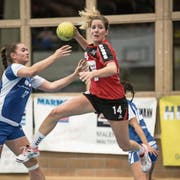 Einsiedelns Jacqueline Hasler-Petrig (am Ball) ist in der 1. Liga nicht zu stoppen. (Bild: Manuela Jans-Koch (Malters, 16. Dezember 2017))