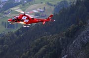 Bereits nach 21.00 Uhr flog man über der vermuteten Absturzstelle an der Mythen. (Bild: Erhard Gick)