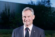 «Einen Blick in Zugs Zukunft zu werfen, bedeutet aktuell in die Kristallkugel zu schauen.» Matthias Michel, Volkswirtschaftsdirektor. (Bild: Stefan Kaiser / Neue ZZ)