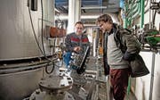Betriebsleiter Hans Bieri (links) und Ingenieur Bernhard Böcker-Riese in der Holzverstromungsanlage in Oberdorf. Deren Wärmenetz wird womöglich ausgebaut. (Bild: Corinne Glanzmann (Stans, 10. Januar 2017))