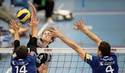 Netzduell der beiden besten Spieler: Der Amriswiler Jovan Djokic (Nummer 14) versucht den Angriff des Luzerners Luca Ulrich zu blocken. Nemanja Radovic beobachtet das Geschehen. (Bild: Philipp Schmidli (Luzern, 21. Oktober 2017))