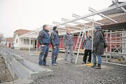 Bauarbeiter besprechen die anstehenden Arbeiten mit Bauleiterin Isabelle Winterhalder (ganz rechts). (Bild: Corinne Glanzmann (Sachseln, 17. Januar 2018))