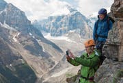 Nicht nur da, um Fotos zu schiessen: Verunglückte können über ihr Handy geortet werden. (Symbolbild: Getty)