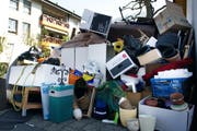 Ein Haufen Sperrgut, bereitgestellt im letzten April in Stans. (Bild: Corinne Glanzman / Neue NZ)