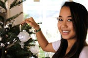 Lindsey Chun aus Hawaii hilft, den Christbaum ihrer Obwaldner Gastfamilie zu schmücken. (Bild Anna Burch)