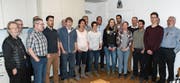 Mitten unter dem Jodlerklub Heimelig: Die beiden Firmanden Laura Schegg (erste Frau von rechts) und Nicholas von Holzen (Zweiter von rechts) bei der Probe für die Jodlermesse am kommenden Sonntag. (Bild: PD)