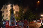 Von der Drehleiter aus hat die Feuerwehr die Flammen und den Rauch bekämpft. (Bild: Luzerner Polizei)
