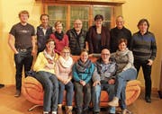 Regisseur Hubert Arnold (hinten, rechts) und seine Theaterleute sind bereit für das «heisse Jubiläum», das sie auf der Theaterbühne feiern. (Bild: Robi Kuster (Bürglen, 4. Dezember 2017))