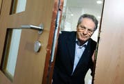Getränkehändler Walter Weber betrachtet die aufgebrochene Tür seines Büros. (Bild Stefan Kaiser)