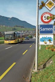 Ein Postauto ausgangs von Sarnen unterwegs zum Bahnhof Sachseln. (Bild: PD)