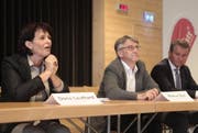 Doris Leuthard konnte mit Baudirektor Markus Züst und Willy Reck das Ende der Strassensperrung verkünden. (Bild: Florian Arnold / Neue UZ)