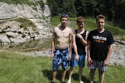 Remo, Thomas und Florian hatten Glück im Unglück. Im Hintergrund der Baumstamm.