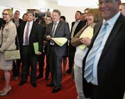 Gespanntes Warten auf die Ergebnisse: In der Mitte Albert Sigrist (rechts) und Daniel Wyler, beide von der SVP, bei den letzten Kantonsratswahlen. (Bild: Corinne Glanzmann (Sarnen, 9. März 2014))