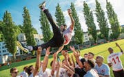 Die Kickers-Spieler lassen (Aufstiegs-)Trainer Faras Pour Hayavi Zaseh hochleben. (Bild: Philipp Schmidli (Luzern, 17. Juni 2017))