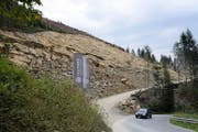 Im Abbaugebiet Rischi an der Glaubenbergstrasse sind bereits 15 000 Tonnen Wuhrsteine abgebaut worden. (Bild Robert Hess)