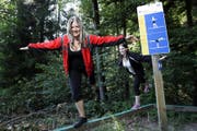 Vereinspräsidentin Angela Imhof (links) und Rahel Rust nutzen den Vitaparcours auch selber fürs Training. (Bild Werner Schelbert)