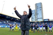 FCL-Präsident Mike Hauser erntet Applaus von den Fans und den Spielern. (Bild: Philipp Schmidli / Neue LZ)