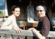 Das Theaterstück brachte sie zusammen: Schauspielerin Zora Schelbert (29) und Schwester Agnes Liem (66). (Bild Romano Cuonz)