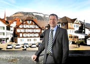 Der Stanser Othmar Filliger mitten in «seinem» Ort – am Dorfplatz. (Bild Corinne Glanzmann)