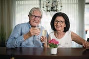 Herbert und Gertrude Huber bei sich zu Hause in Stansstad. (Bild: Corinne Glanzmann (4. Juli 2017))