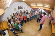 Volle Konzentration: Patricia Dahinden Sterchi leitet die letzte Probe des Kinderjodlercheerlis Brisäblick in Oberdorf. (Bilder Roger Zbinden)