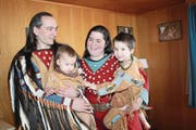 Pan Ronner mit seiner Familie: Sarah und die Kinder Yara (links) und Nanuk. (Bild: Marion Wannemacher (OZ) (Nidwaldner Zeitung))