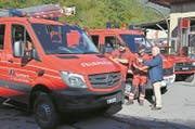 Kommandant Reto Gabriel, Zugführer Guido Waser und Gemeinderat Eugen Dornbierer (von links) fachsimpeln über die Feuerwehrfahrzeuge. (Bild: Martin Uebelhart (Wolfenschiessen, 7. Oktober 2017))