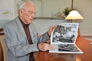 Arnold Odermatt blättert in einem seiner Bildbände. (Bild Martin Uebelhart)