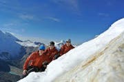 Auf dem 5495 Meter hohen Urus: Matthias Meister, Bruno Bäbi und Romeo Imfeld (von links). (Bild: PD)